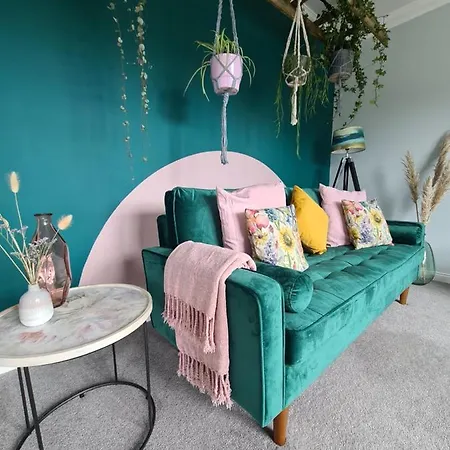 Eden Apartment, Apartment *