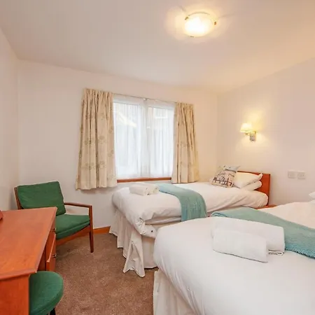 Esplanade Court Apartment *