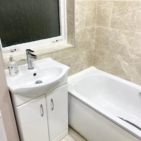 Entire Modern In With Balcony Apartment