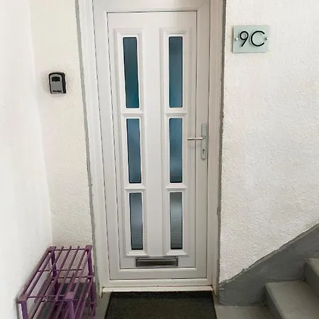 Apartment Entire Modern In With Balcony *