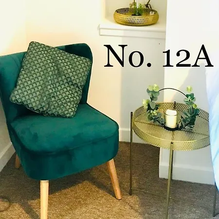 Flat 12a - Central, Modern, Bright With Free Wifi Apartment *