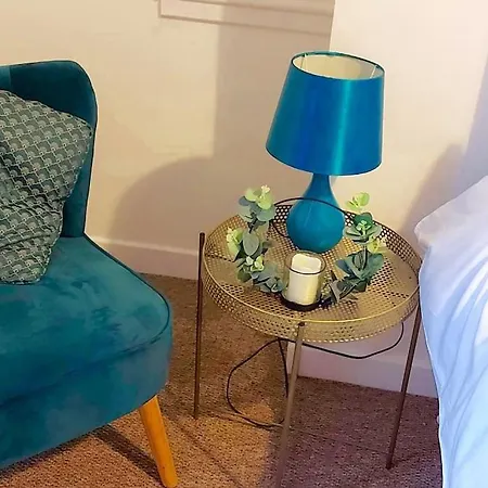 Flat 12a - Central, Modern, Bright With Free Wifi Apartment *