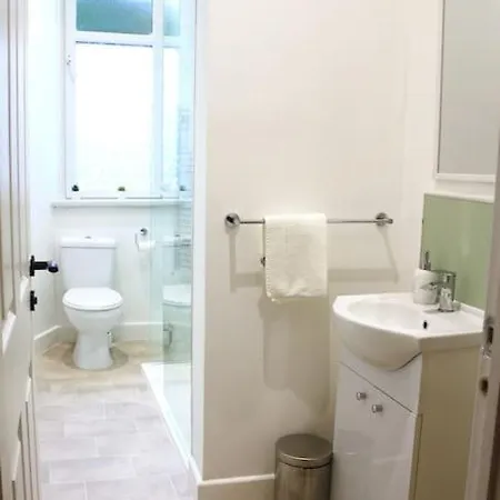 Flat 12a - Central, Modern, Bright With Free Wifi *
