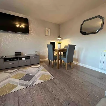 Modern 2 Bed Apartment *