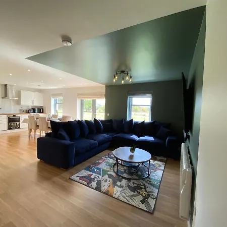 Apartment No 2 The Cairns, Unwind In Style *
