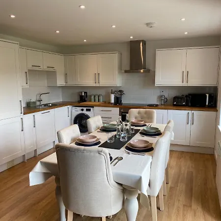 No 2 The Cairns, Unwind In Style Apartment