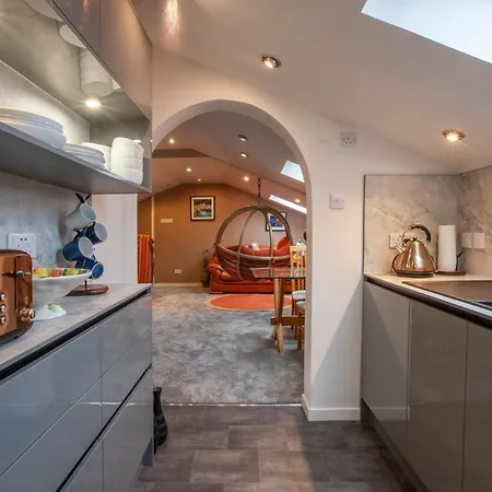 Premium 2nd Floor 2 Bed Sleeps 4 Adults In Town Apartment *
