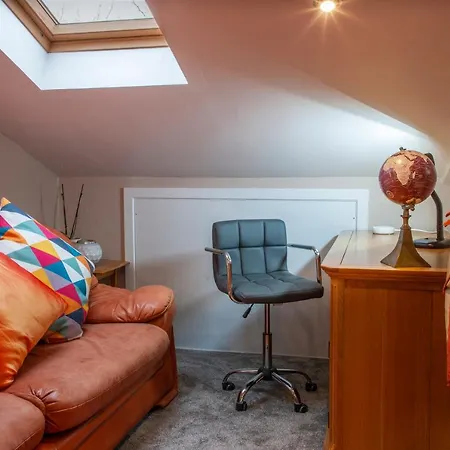 Apartment Premium 2nd Floor 2 Bed Sleeps 4 Adults In Town