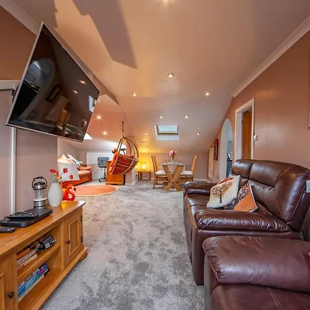 Premium 2nd Floor 2 Bed Sleeps 4 Adults In Town