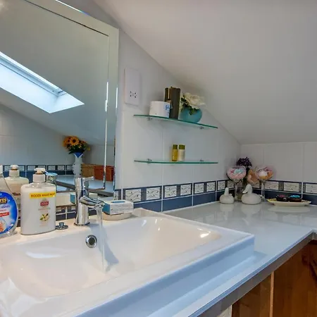 Premium 2nd Floor 2 Bed Sleeps 4 Adults In Town Apartment *