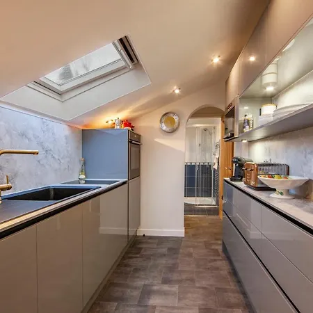 Premium 2nd Floor 2 Bed Sleeps 4 Adults In Town Apartment