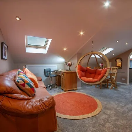 Premium 2nd Floor 2 Bed Sleeps 4 Adults In Town