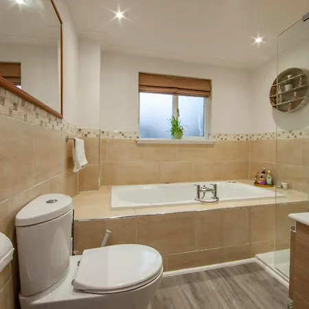 5 Bed House Near Lodge
