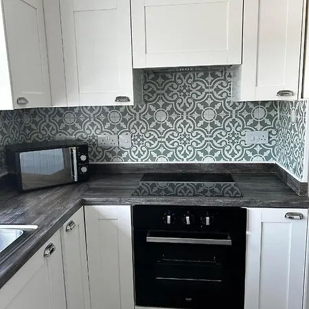 Entire Modern In With Balcony Apartment *