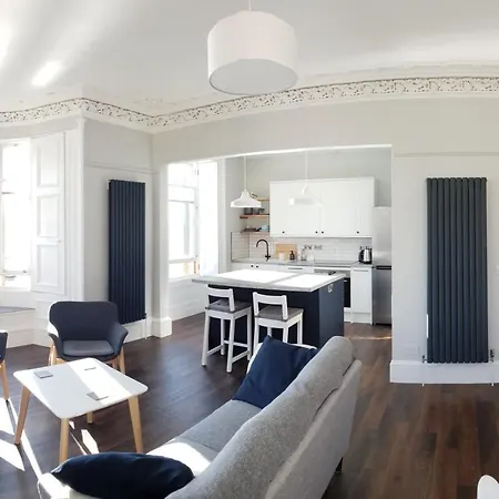 Seafront Penthouse - Superb Views Apartment *