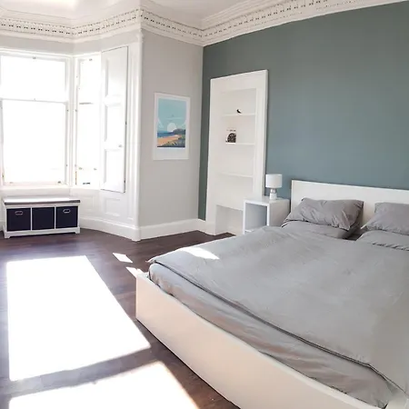 Seafront Penthouse - Superb Views *
