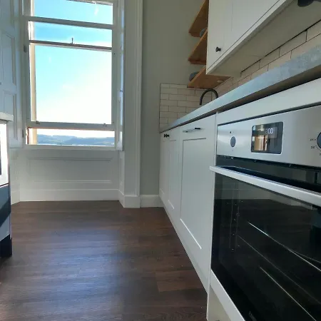 Seafront Penthouse - Superb Views *