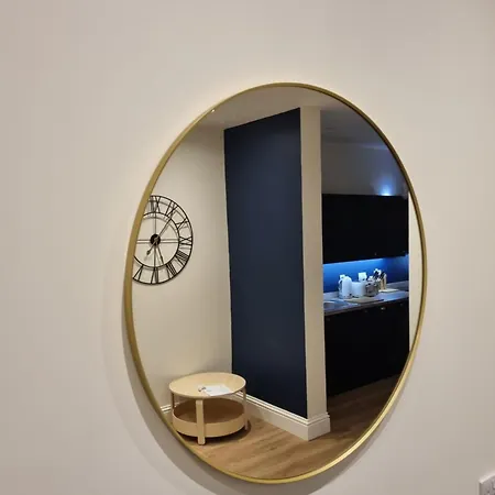 The Rail & Ferry Den Apartment *