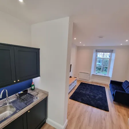 The Rail & Ferry Den Apartment *