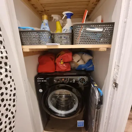 The Rail & Ferry Den Apartment