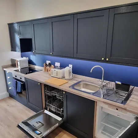 The Rail & Ferry Den Apartment