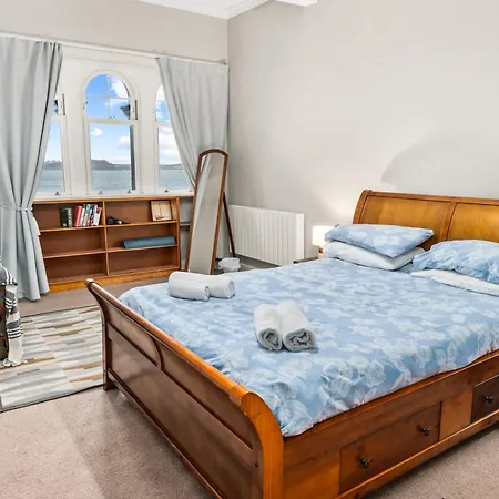 Panoramic Sea Views - Stunning 3bd & Balcony Apartment *