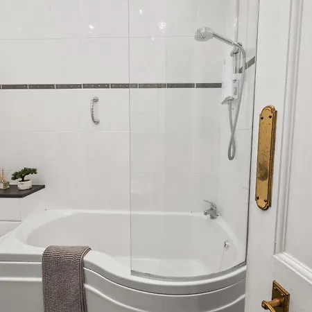 Apartment Panoramic Sea Views - Stunning 3bd & Balcony