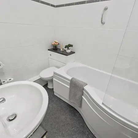 Panoramic Sea Views - Stunning 3bd & Balcony Apartment *