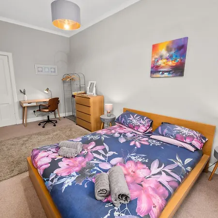 Apartment Panoramic Sea Views - Stunning 3bd & Balcony *