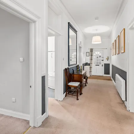 Panoramic Sea Views - Stunning 3bd & Balcony *