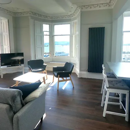 Seafront Penthouse - Superb Views *