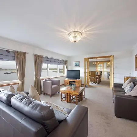 Esplanade Court Apartment *