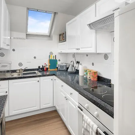 Holiday home Charming Nr Centre - Terrace & Street Parking *
