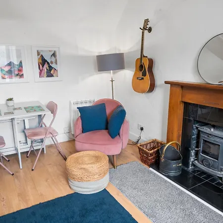 Charming Nr Centre - Terrace & Street Parking Holiday home *