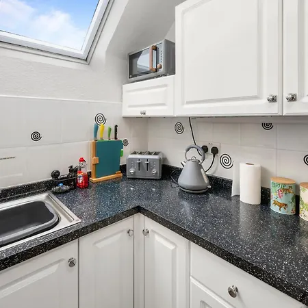 Charming Nr Centre - Terrace & Street Parking