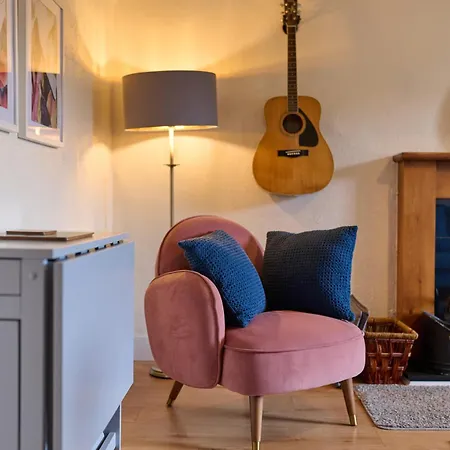 Charming Nr Centre - Terrace & Street Parking *