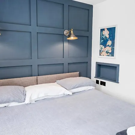 Charming Nr Centre - Terrace & Street Parking Holiday home *