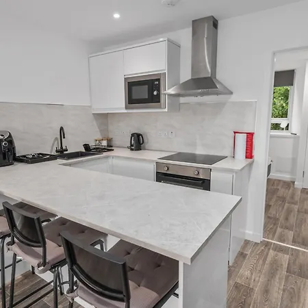 Newly Renovated 2br In - Walk To Waterfront Apartment *