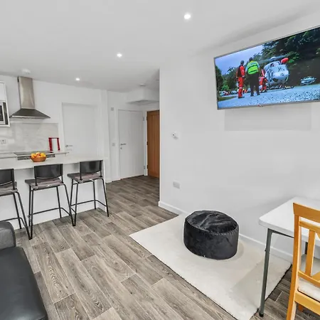 Newly Renovated 2br In - Walk To Waterfront Apartment *