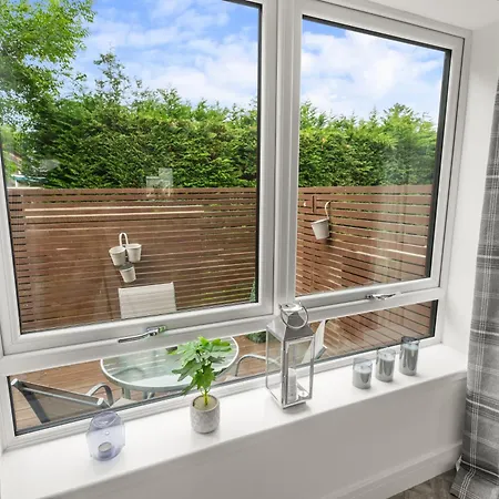 Beautiful 1 Bedroom With Private Patio And Free Parking Apartment