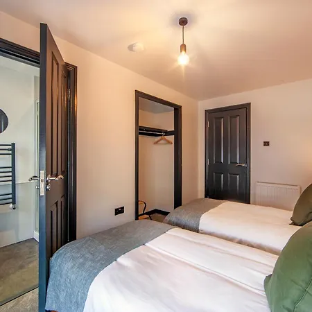 Exceptional 2bd With Bay Views - Next To Ferry Terminal & Train Station Apartment