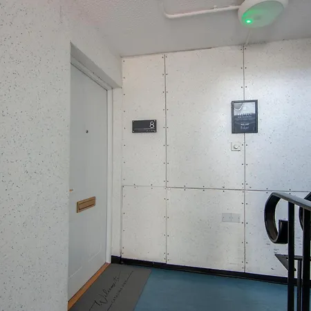 Exceptional 2bd With Bay Views - Next To Ferry Terminal & Train Station