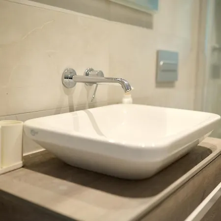 Newly Renovated 2br In - Walk To Waterfront *