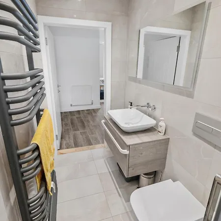 Newly Renovated 2br In - Walk To Waterfront