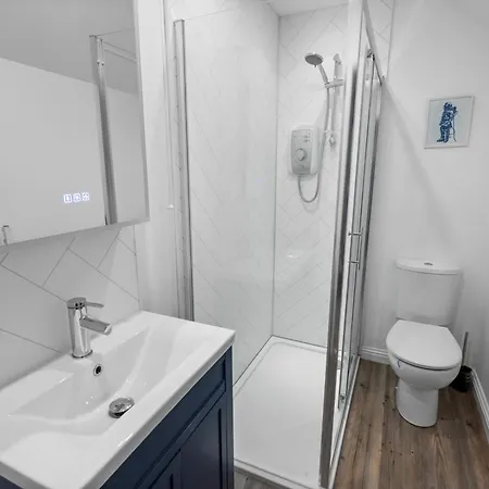 Charming Nr Centre - Terrace & Street Parking *