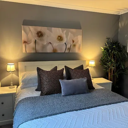 Holly - 2 X Kingsize Bedrooms With Private Entrance And Free Parking-new Shower Apartment *