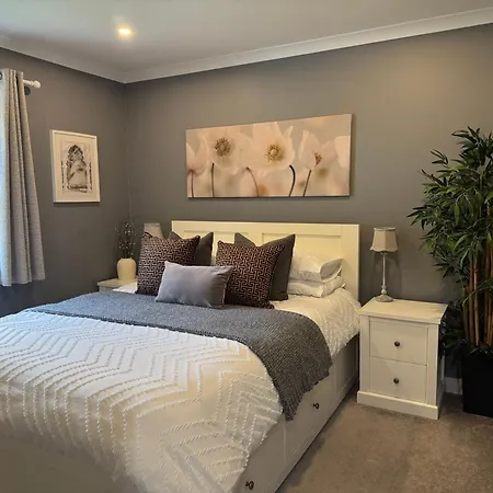 Holly - 2 X Kingsize Bedrooms With Private Entrance And Free Parking-new Shower Apartment Oban