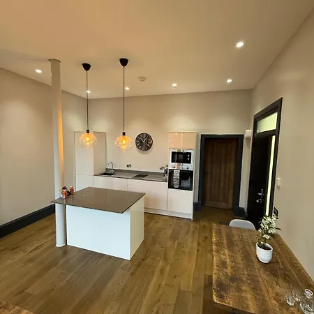 Campbell Street Apartment *