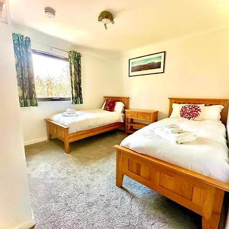 5 Bed House Near