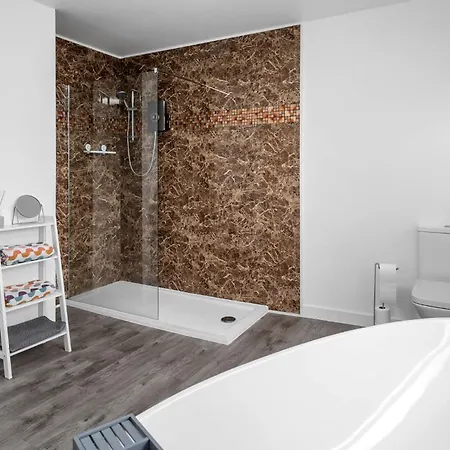 Modern 2br Flat - High Street Location *